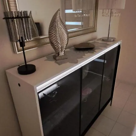 Luxury By Airport Apartment *